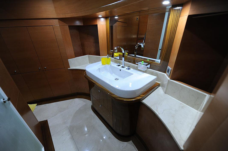 MAJESTY-Luxury-Yacht-Rental-Dubai-14